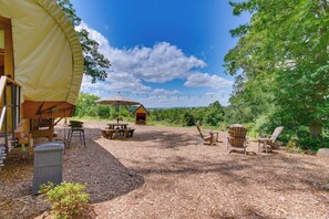 Outdoor dining - Covered Wagon Camping with Valley View, Sleeps 4 (Paradise)