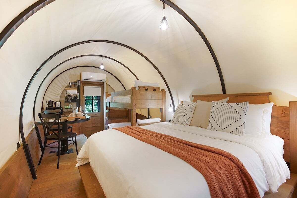 1 bedroom, bed sheets