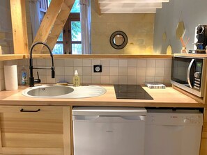 Réfrigérateur, four à micro-ondes, un four, surface de cuisson