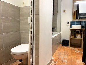 Haartrockner, Handtücher, Seife, Shampoo