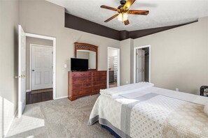 3 bedrooms, in-room safe, desk, iron/ironing board