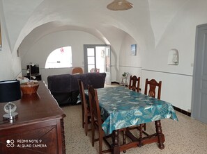 Dining - Appartement Voûté de Plain Pied au Centre du Village (Montpeyroux)