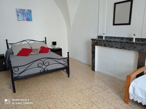 2 bedrooms, iron/ironing board, free WiFi, bed sheets - Appartement Voûté de Plain Pied au Centre du Village (Montpeyroux)