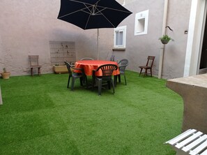 Outdoor dining - Appartement Voûté de Plain Pied au Centre du Village (Montpeyroux)