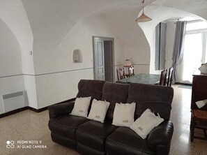 TV - Appartement Voûté de Plain Pied au Centre du Village (Montpeyroux)