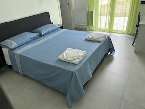 Premium bedding, desk, laptop workspace, soundproofing - La casa dei coloni (Nola)
