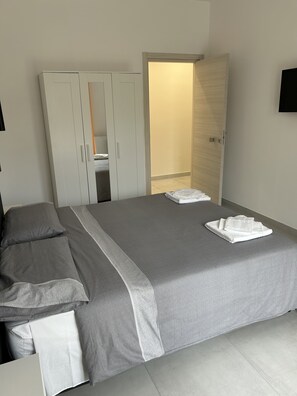 Kamar Double | Seprai premium, meja kerja, ruang kerja ramah laptop, dan kedap suara