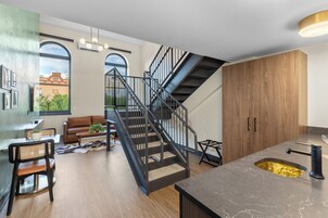 华丽复式房 | 高档床上用品、羽绒被、免费 WiFi、床单