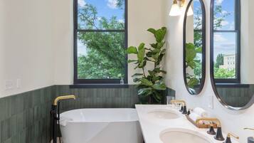 Deluxe Room, Soaking Tub, Mountain View | Banheiro | Produtos de toalete de grife, secador de cabelo, toalhas de banho