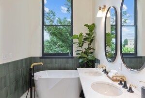 Deluxe Room, Soaking Tub, Mountain View | Baño | Artículos de higiene personal de diseño, secador de pelo y toallas
