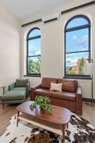 华丽客房, 1 张特大床和 1 张沙发床 | 高档床上用品、羽绒被、免费 WiFi、床单