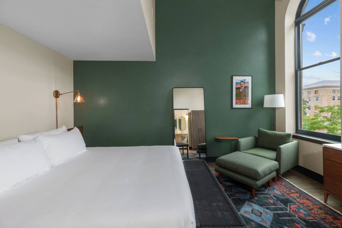 Deluxe Room, Soaking Tub, Mountain View | أغطية فراش متميزة وألحفة محشوة بالريش وواي فاي مجانًا وملاءات أسرّة