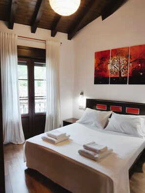 3 habitaciones, tabla de planchar con plancha y cuna de viaje