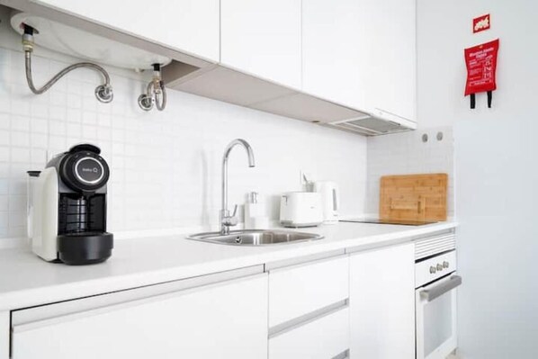 Private kitchen - KING BED w/ Terrace. Perfect Location. Beach Close (Setúbal)