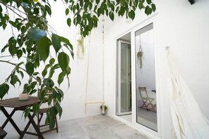 Outdoor dining - KING BED w/ Terrace. Perfect Location. Beach Close (Setúbal)