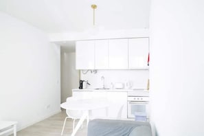 Private kitchen - KING BED w/ Terrace. Perfect Location. Beach Close (Setúbal)