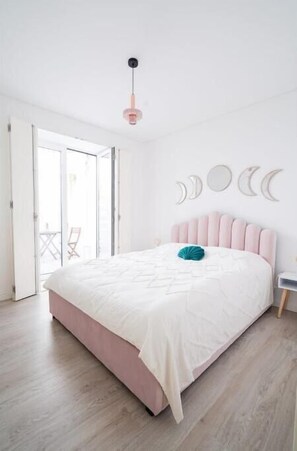 1 bedroom - KING BED w/ Terrace. Perfect Location. Beach Close (Setúbal)