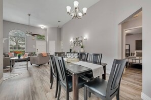 Dining - Updated, Comfortable, and Quiet Space close to DFW International Airport! (Coppell)