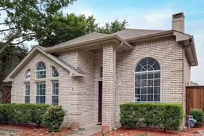Exterior - Updated, Comfortable, and Quiet Space close to DFW International Airport! (Coppell)