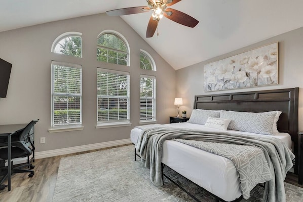 Tabla de planchar con plancha, wifi gratis y ropa de cama