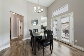 Dining - Updated, Comfortable, and Quiet Space close to DFW International Airport! (Coppell)