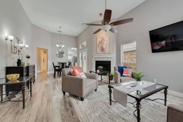 TV, fireplace, offices - Updated, Comfortable, and Quiet Space close to DFW International Airport! (Coppell)