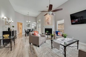 Televisión, chimenea y oficina