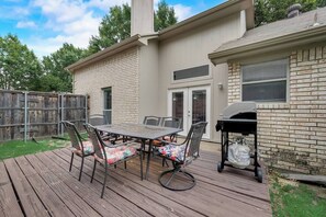 Outdoor dining - Updated, Comfortable, and Quiet Space close to DFW International Airport! (Coppell)