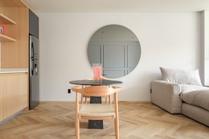 Studio, balcon | Salle à manger