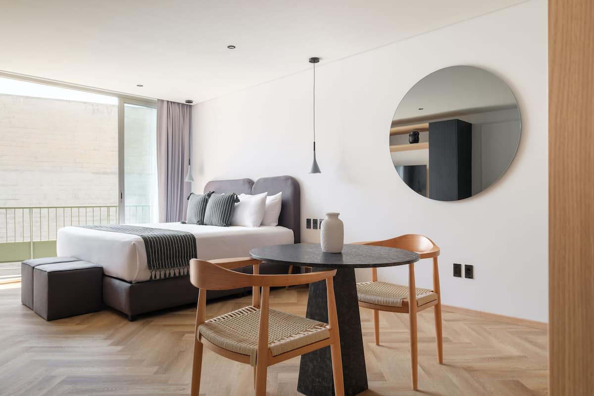 Studio, Balkon | Hochwertige Bettwaren, Daunenbettdecken, Zimmersafe