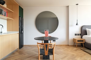 Studio Ville, balcon | Salle à manger