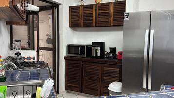 Blender, cookware/dishes/utensils