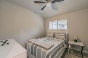 3 soverom, skrivebord, strykejern/-brett og wi-fi