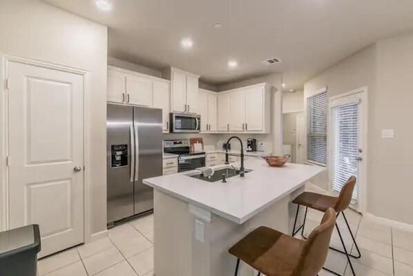 冷蔵庫、電子レンジ、オーブン、コンロ