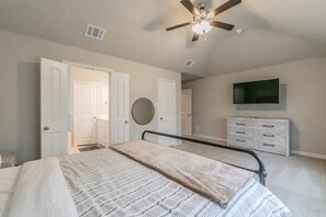 3 室のベッドルーム、デスク、アイロン / アイロン台、WiFi