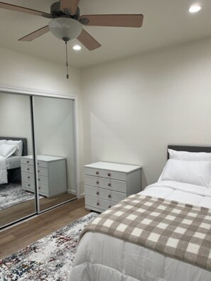 1 slaapkamer, een strijkplank/strijkijzer, wifi, beddengoed