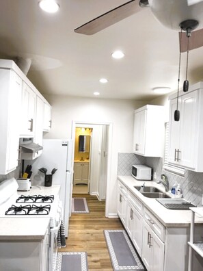 Refrigerador, microondas, horno y parrilla de estufa 