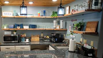 Refrigerador, microondas, horno y cafetera y tetera