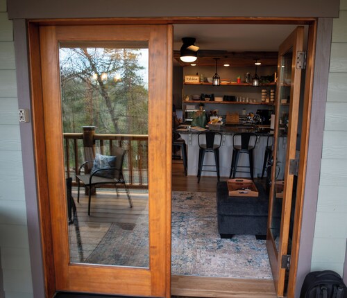 Casual luxury retreat: Siskiyou Mountain Place. 2 br, kitchenette. 