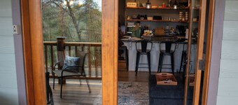 Casual luxury retreat: Siskiyou Mountain Place. 2 br, kitchenette. 