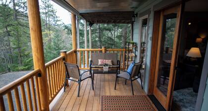 Casual luxury retreat: Siskiyou Mountain Place. 2 br, kitchenette.