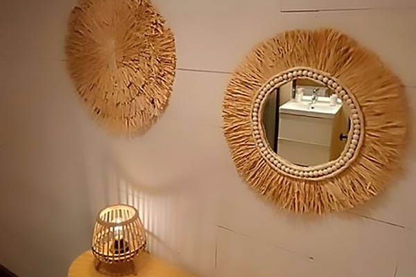 Couloir reliant cuisine, salle de bain et chambre