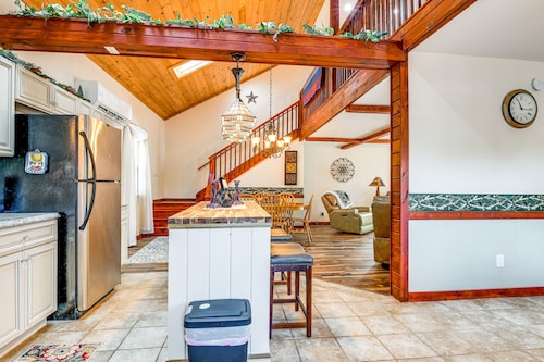 Riverfront Peru Cabin ~ 2 Mi to Lake Champlain!
