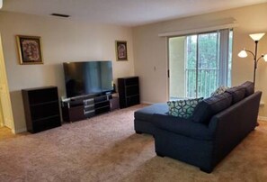 Een televisie, een tafeltennistafel en een kantoor