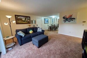 Fernseher, Tischtennisplatte, Arbeitsbereiche