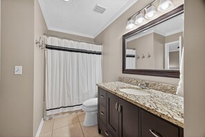 Condo, Plusieurs lits (10G, Sandy's Beach Retreat) | Salle de bain | Séchoir à cheveux