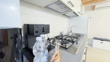 Kühlschrank, Mikrowelle, Herdplatte, Wasserkocher mit Kaffee-/Teezubehör