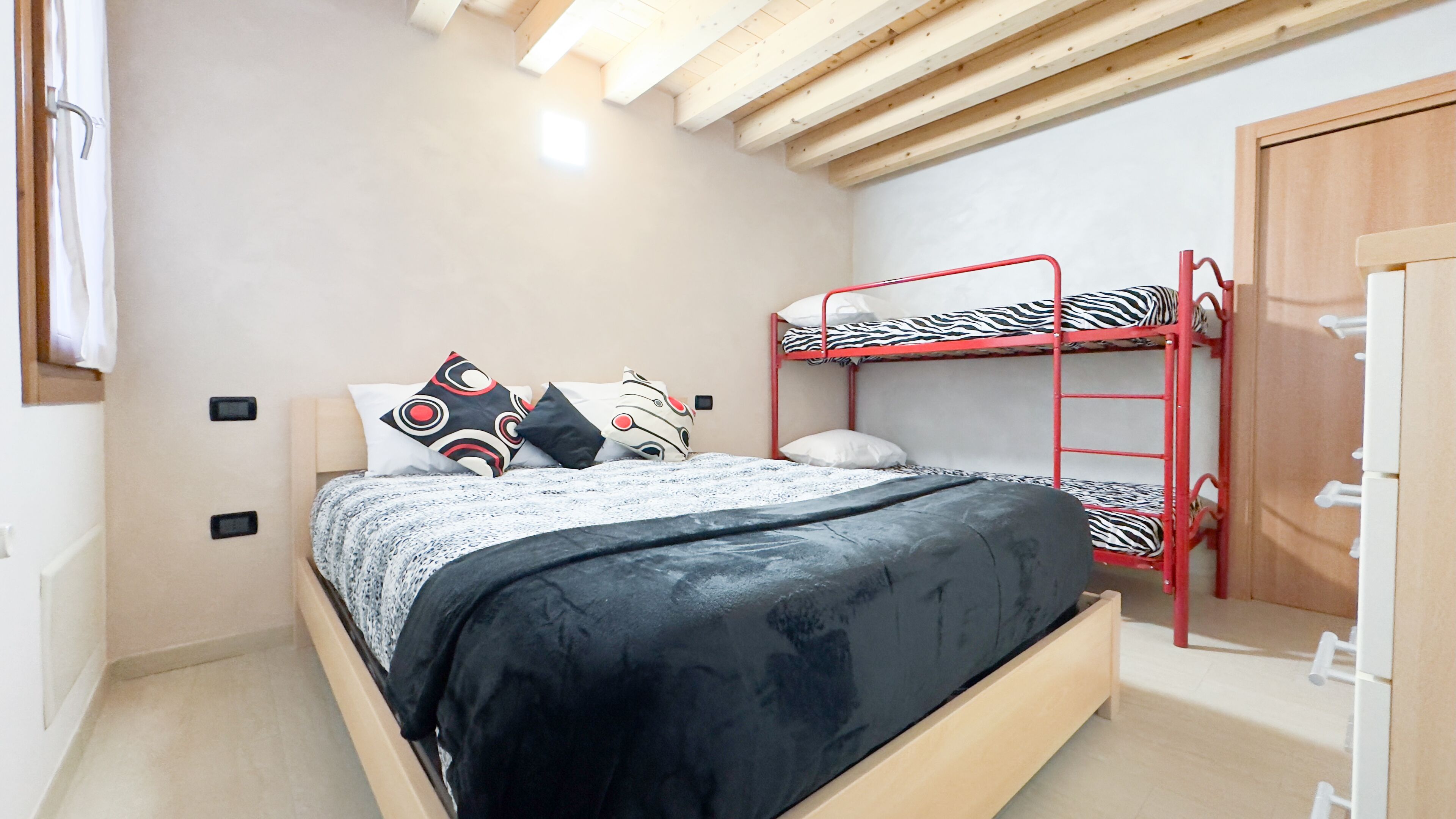 1 habitación, tabla de planchar con plancha y ropa de cama 