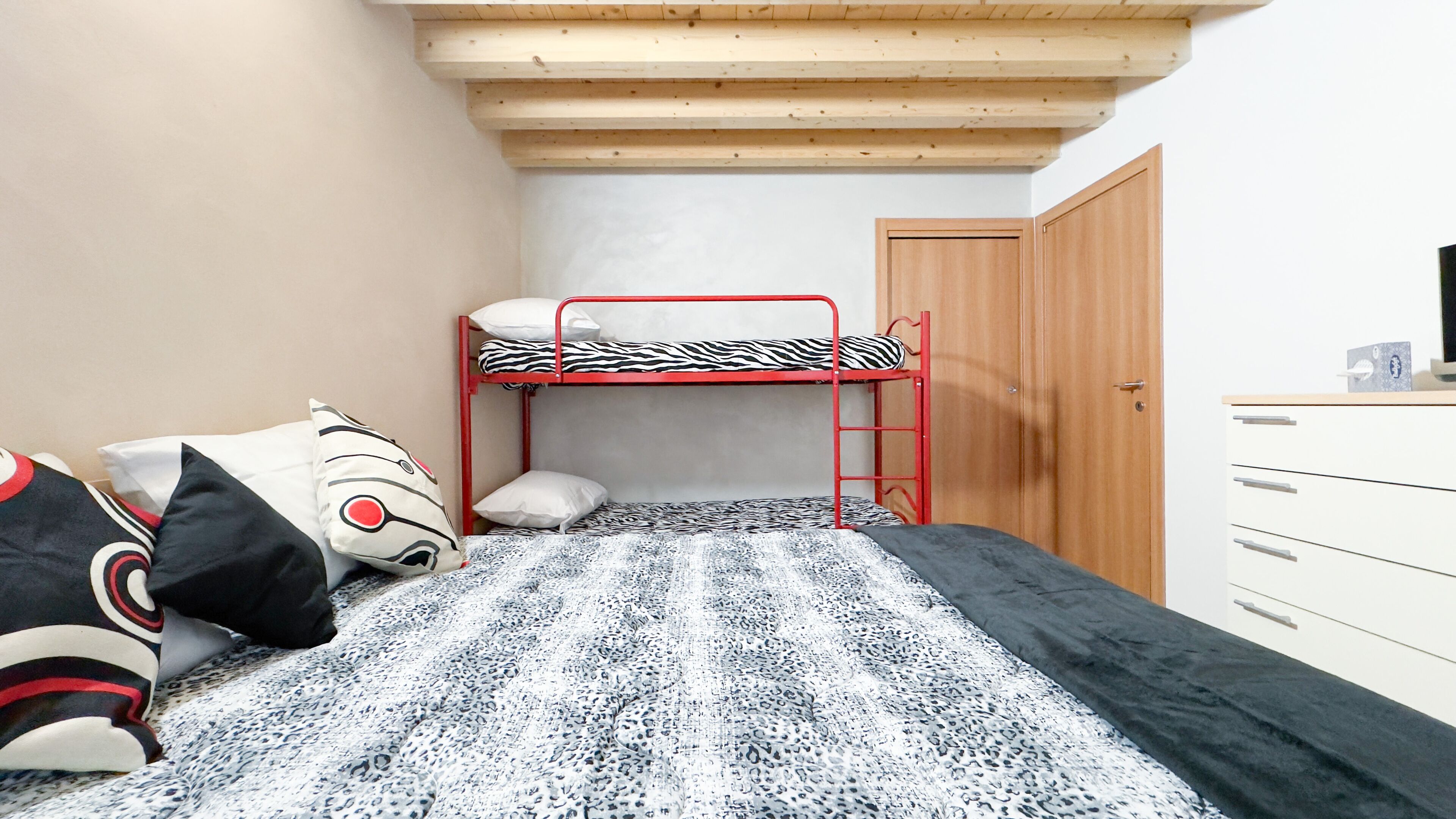 1 slaapkamer, een strijkplank/strijkijzer, beddengoed