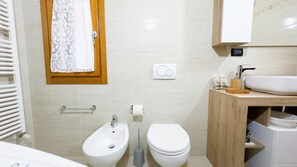 Douche, séchoir à cheveux, bidet, serviettes fournies